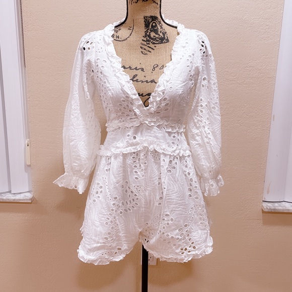 White Eyelet lace open-back Romper - Picture 4 of 16